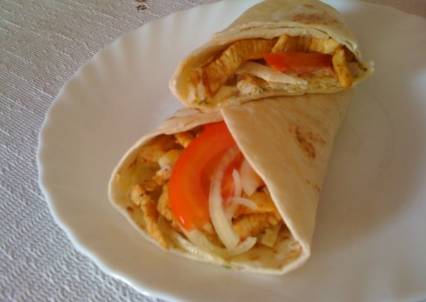 Fotografia przedstawiająca Domowy kebab z kurczakiem i surówką w tortilli