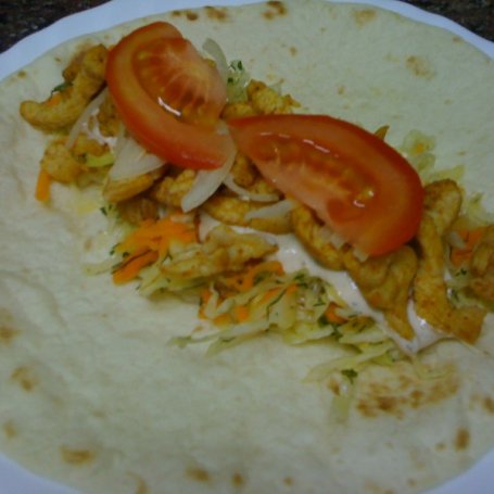 Krok 4 - Domowy kebab z kurczakiem i surówką w tortilli foto