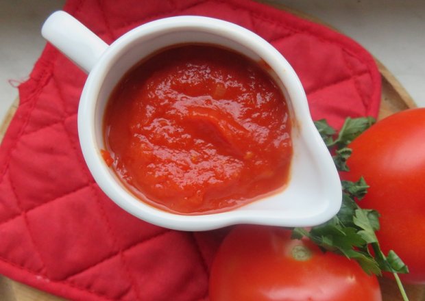 Fotografia przedstawiająca domowy ketchup