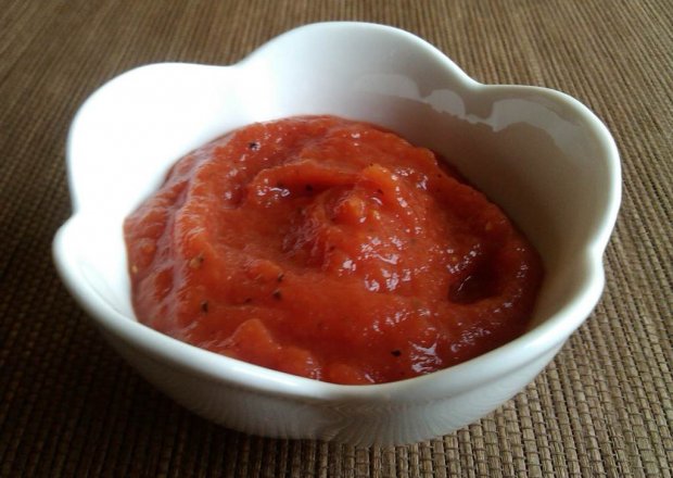 Fotografia przedstawiająca Domowy ketchup z czosnkiem