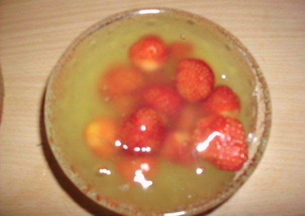 Fotografia przedstawiająca Domowy kisiel porzeczkowy z owocami