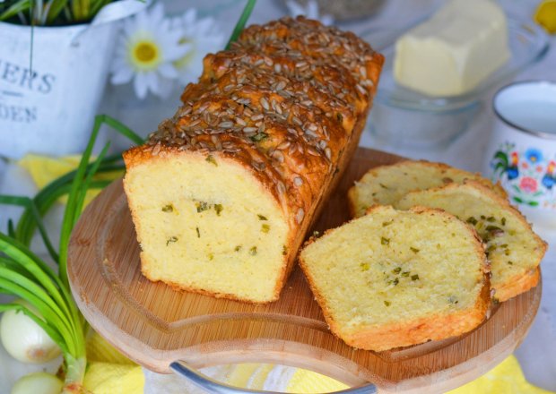 Fotografia przedstawiająca Domowy kukurydziany chleb z czosnkiem i szczypiorkiem