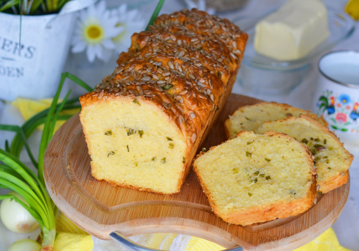 Domowy kukurydziany chleb z czosnkiem i szczypiorkiem foto