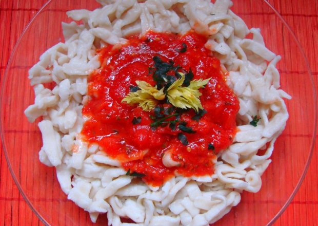 Fotografia przedstawiająca Domowy makaron z pomidorami