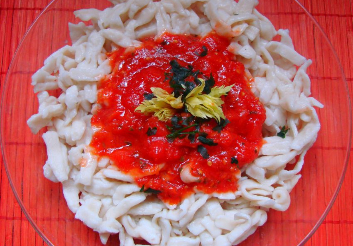 Domowy makaron z pomidorami foto