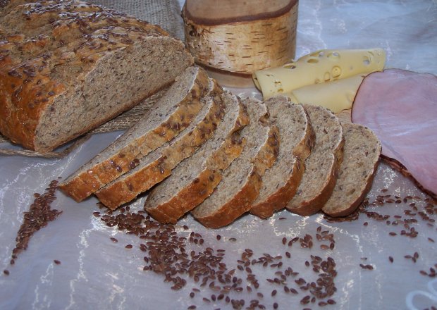 Fotografia przedstawiająca Domowy na kefirze, czyli chlebek z siemieniem lnianym