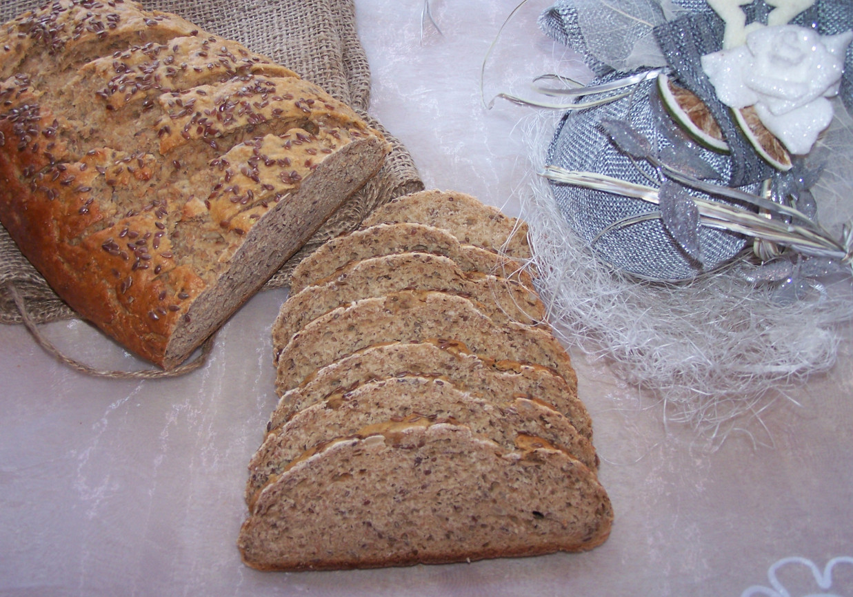 Domowy na kefirze, czyli chlebek z siemieniem lnianym foto