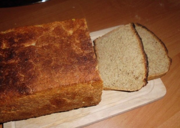 Fotografia przedstawiająca Domowy pełnoziarnisty chleb