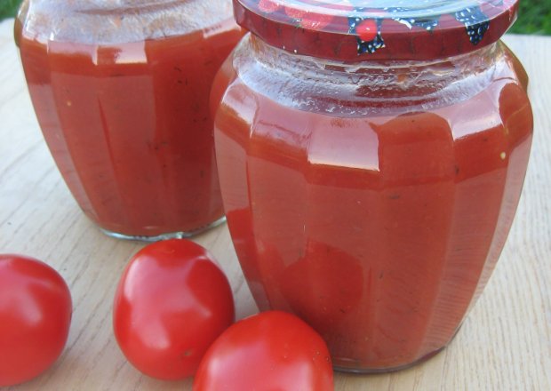 Fotografia przedstawiająca Domowy przecier pomidorowy z tymiankiem