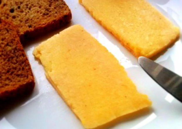 Fotografia przedstawiająca domowy ser "Edamski"