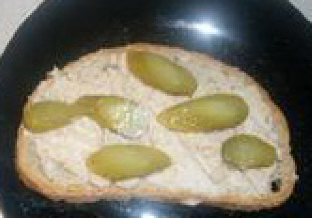 Domowy smalec do chleba z ogórkiem kiszonym foto