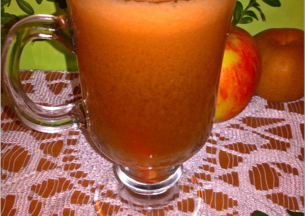 Fotografia przedstawiająca Domowy sok owocowo marchwiowy