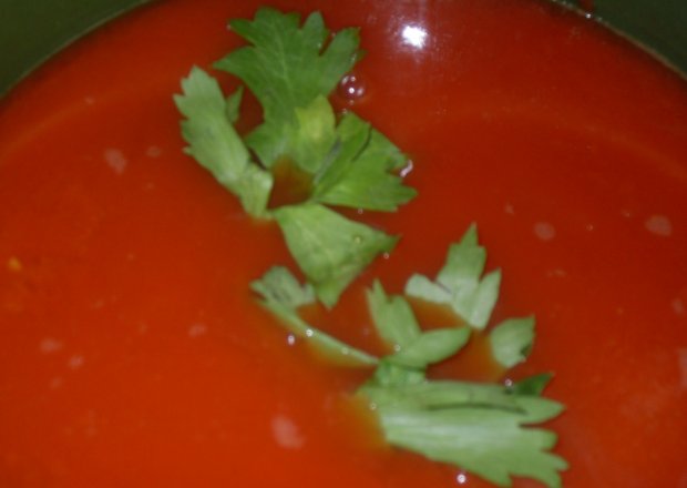 Fotografia przedstawiająca Domowy sok pomidorowy z dodatkiem selera naciowego