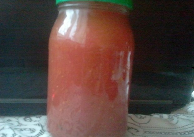 Fotografia przedstawiająca domowy sok pomidorowy