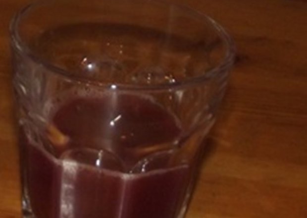 Fotografia przedstawiająca domowy sok z granata