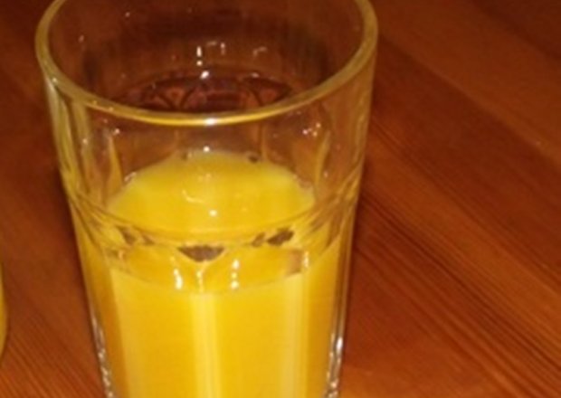 Fotografia przedstawiająca domowy sok z mandarynek