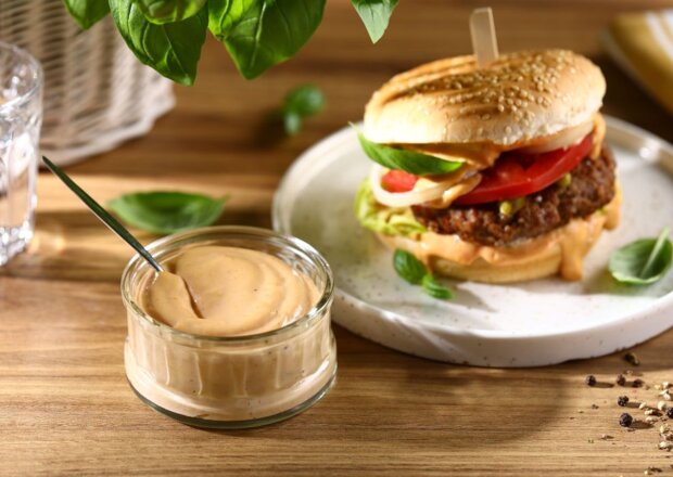Fotografia przedstawiająca Domowy sos do hamburgerów i kanapek