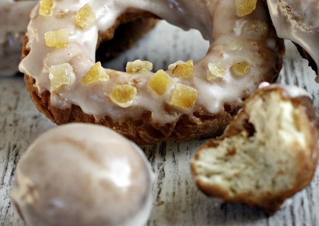 Fotografia przedstawiająca Donuts (Doughnuts) – pączki z dziurką