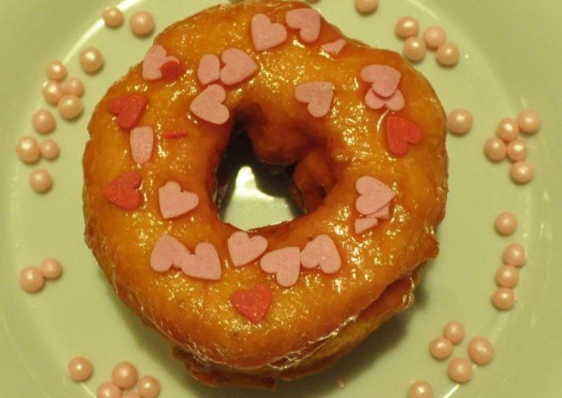Fotografia przedstawiająca Donutsy waniliowe z malinowym lukrem