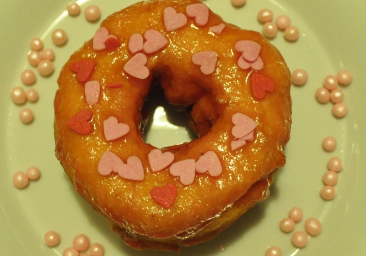Donutsy waniliowe z malinowym lukrem foto