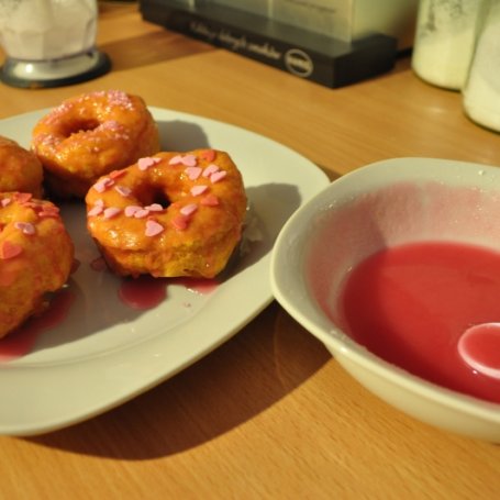 Krok 2 - Donutsy waniliowe z malinowym lukrem foto