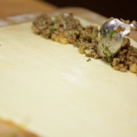 Krok 4 - Doradca Smaku IV: Strudel z białej kiełbasy, odc. 15 foto