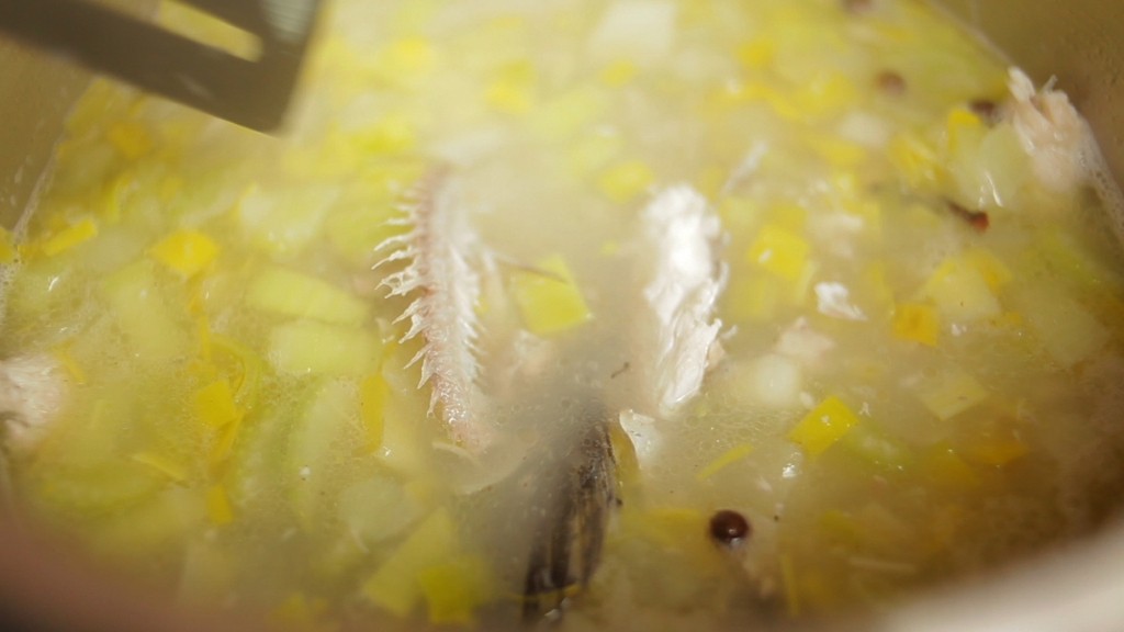 Doradca Smaku, odc. 18: Zupa z ryb słodkowodnych z szafranem