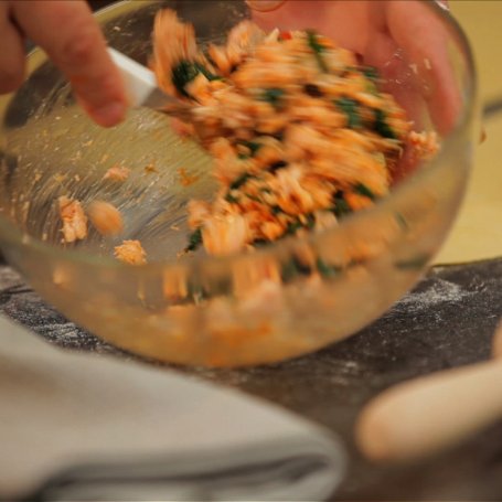 Krok 7 - Doradca Smaku odc. 1: Ravioli z łososiem i szpinakiem foto