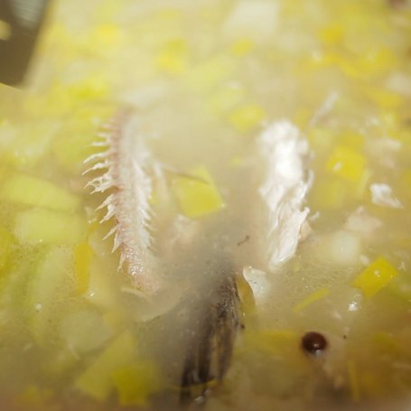 Krok 4 - Doradca Smaku, odc. 18: Zupa z ryb słodkowodnych z szafranem foto