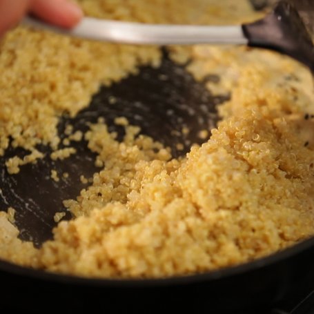 Krok 8 - Doradca Smaku, odc. 24: Kasza quinoa z pieczarkami i parmezanem foto