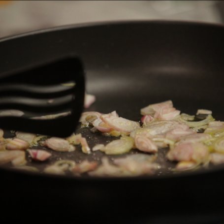 Krok 4 - Doradca Smaku, odc. 8: Domowe tagliatelle z wędzonym łososiem i żubrówką foto