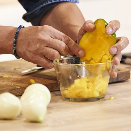Krok 4 - Doradca Smaku V: Szaszłyki z kurczaka z salsą mango, odc. 19 foto