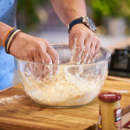 Krok 1 - Doradca Smaku V: Tarta na słono z curry, kiełbasą i pomidorami, odc. 21 foto