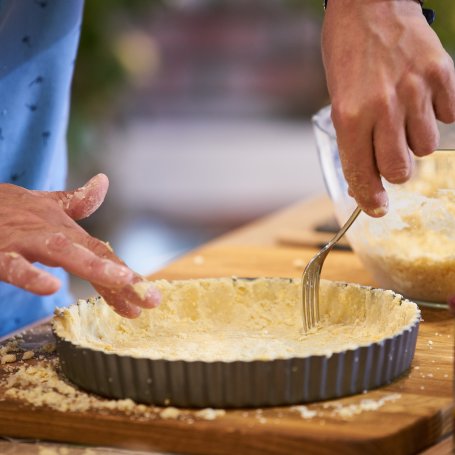 Krok 2 - Doradca Smaku V: Tarta na słono z curry, kiełbasą i pomidorami, odc. 21 foto