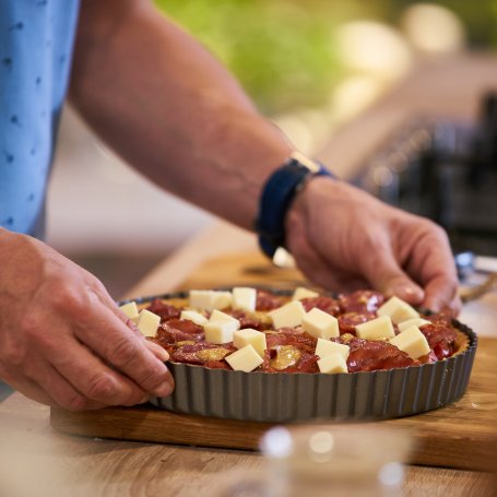 Krok 6 - Doradca Smaku V: Tarta na słono z curry, kiełbasą i pomidorami, odc. 21 foto