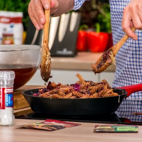 Krok 4 - Doradca Smaku VI: Makaron z burakiem, kapustą i kindziukiem, odc. 19 foto