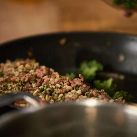 Krok 2 - Doradca Smaku VI: Pieczona cebula z farszem z białej kiełbasy, odc. 25 foto