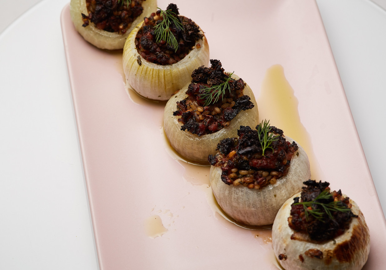 Doradca Smaku VI: Pieczona cebula z farszem z białej kiełbasy, odc. 25 foto