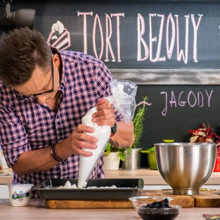 Krok 2 - Doradca Smaku VI: Tort bezowy z kremem śmietanowym, odc. 31 foto
