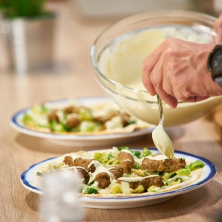 Krok 5 - Doradca Smaku VI: Tortilla z domowymi kiełbaskami i dipem jogurtowym, odc. 18 foto