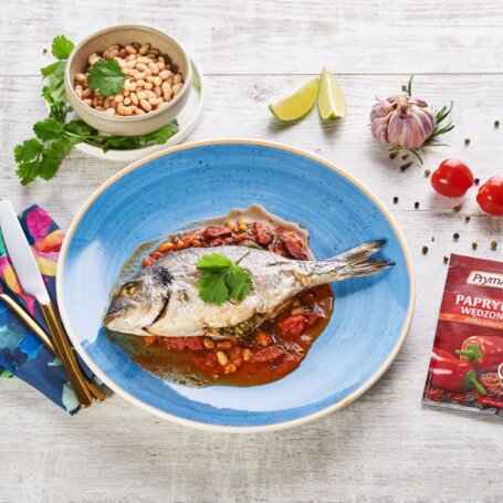 Pieczona dorada w towarzystwie śródziemnomorskich smaków foto