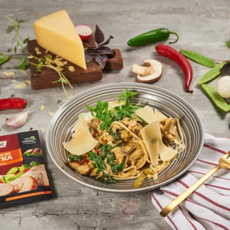 Spaghetti z indykiem, warzywami i parmezanem foto