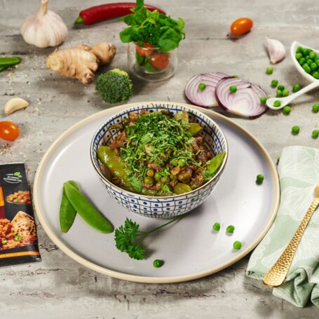 Wołowina w sosie curry z mlekiem kokosowym i świeżo siekaną kolendrą foto