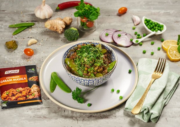 Wołowina w sosie curry z mlekiem kokosowym i świeżo siekaną kolendrą foto