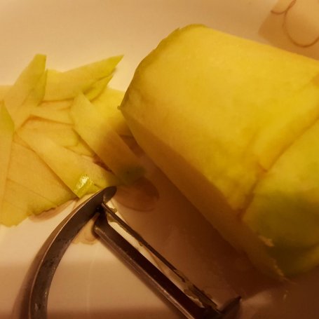 Krok 4 - Dorsz bałtycki z posypką z orzechów włoskich i zielonym jabłkiem foto