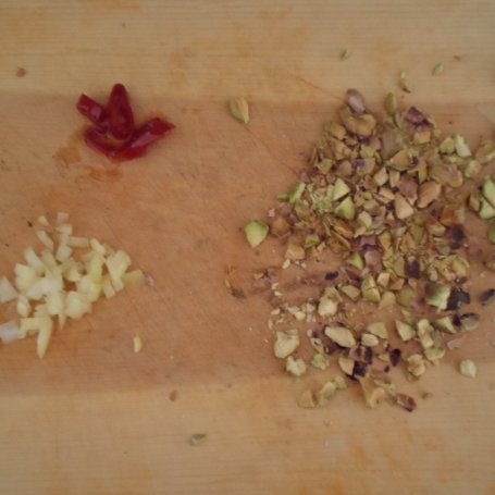 Krok 3 - Dorsz na pistacjowej kaszy z koperkowym hummusem foto