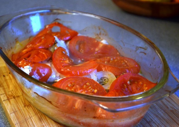 Fotografia przedstawiająca Dorsz pieczony z cebulą i pomidorami