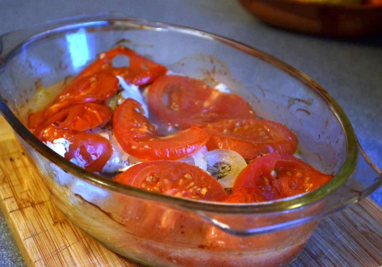 Dorsz pieczony z cebulą i pomidorami foto