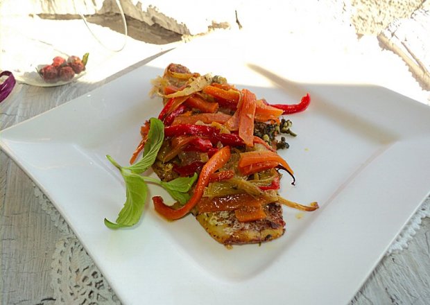Fotografia przedstawiająca Dorsz pieczony z warzywami i masłem ziołowym