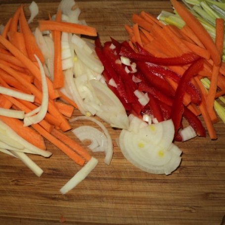 Krok 1 - Dorsz pieczony z warzywami i masłem ziołowym  foto
